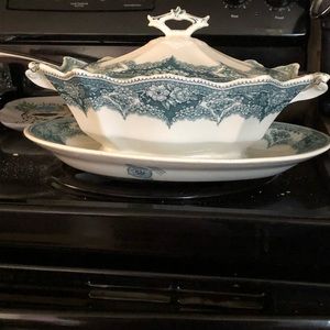 Serving dish and gravy boat